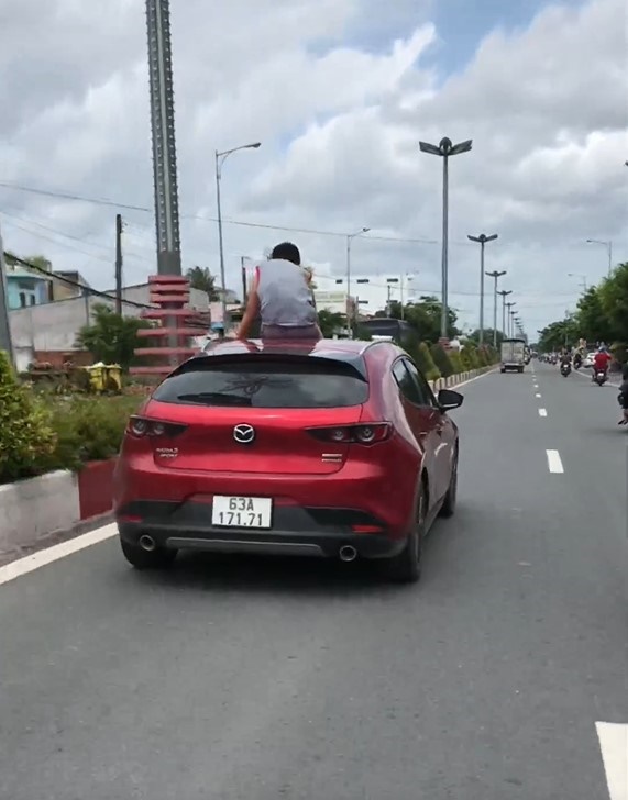Hành động hết sức nguy hiểm của bé trai khi leo lên nóc xe ngồi như vậy. Phần lớn trách nhiệm thuộc về người lớn vì đã không trông nom trẻ cẩn thận. Hành động hết sức nguy hiểm của bé trai khi leo lên nóc xe ngồi như vậy. Phần lớn trách nhiệm thuộc về người lớn vì đã không trông nom trẻ cẩn thận.
