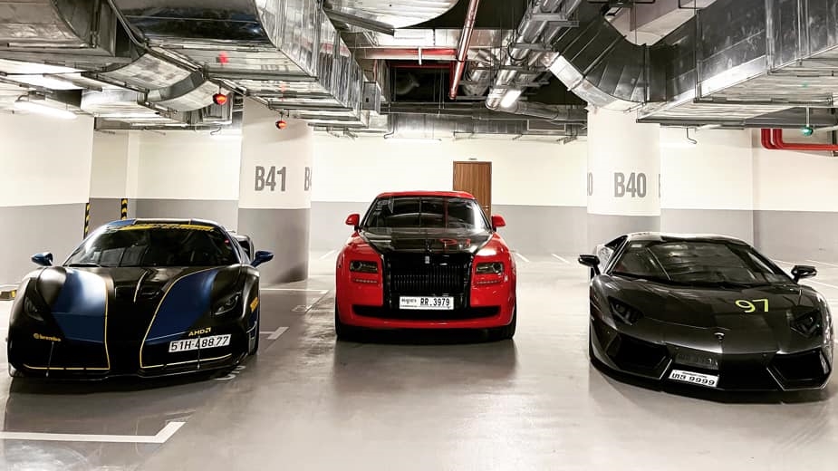 , từ trái sang phải là Ferrari 488 GTB mang biển Việt Nam, Rolls-Royce Ghost Series I biển Campuchia và Lamborghini Aventador LP700-4 biển Lào , từ trái sang phải là Ferrari 488 GTB mang biển Việt Nam, Rolls-Royce Ghost Series I biển Campuchia và Lamborghini Aventador LP700-4 biển Lào
