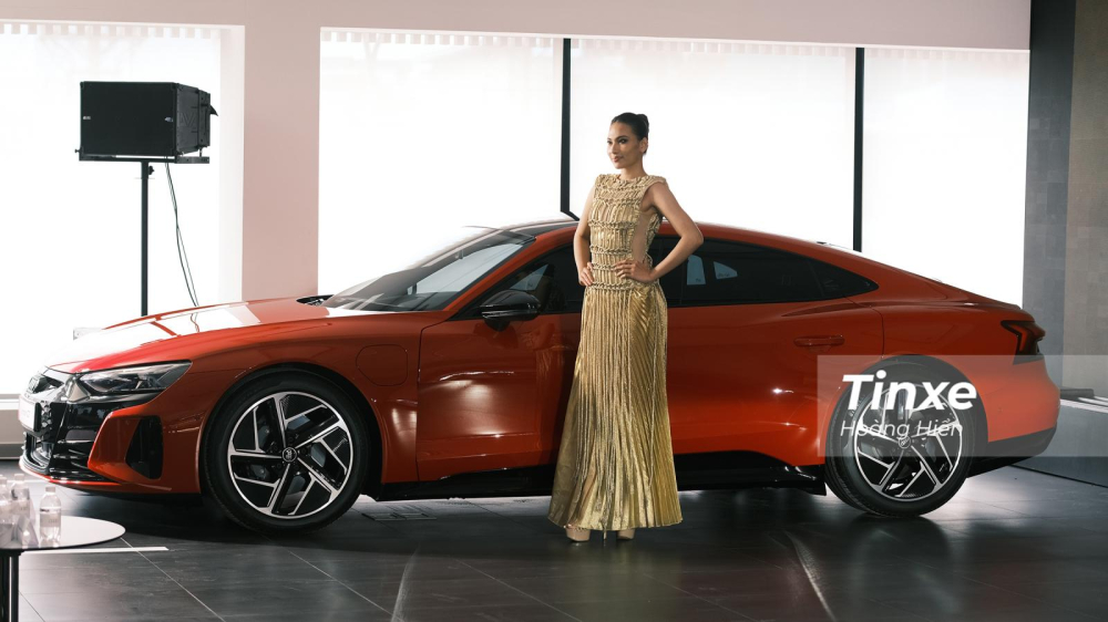 Audi e-Tron GT chính thức được ra mắt tại Việt Nam với giá khởi điểm từ 5,2 tỉ đồng. Audi e-Tron GT chính thức được ra mắt tại Việt Nam với giá khởi điểm từ 5,2 tỉ đồng.