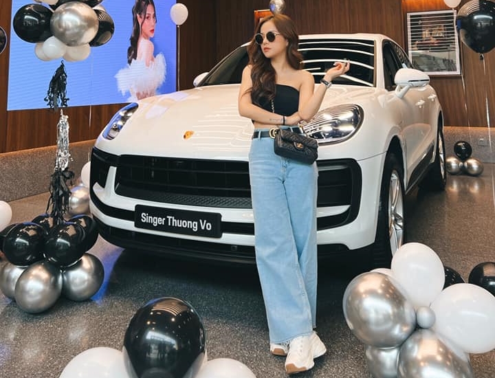 Nữ ca sĩ sinh năm 1992 vừa gây choáng cộng đồng mạng khi tậu chiếc xe Porsche Macan 2022 có giá từ 2,9 tỷ đồng. Được biết, Thương Võ mới nổi tiếng 2 năm gần đây chủ yếu cover lại các bài hát nổi tiếng của đồng nghiệp hay các đàn anh trong nghề. Nữ ca sĩ sinh năm 1992 vừa gây choáng cộng đồng mạng khi tậu chiếc xe Porsche Macan 2022 có giá từ 2,9 tỷ đồng. Được biết, Thương Võ mới nổi tiếng 2 năm gần đây chủ yếu cover lại các bài hát nổi tiếng của đồng nghiệp hay các đàn anh trong nghề.