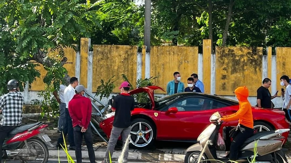 Hiện trường vụ tai nạn siêu xe Ferrari 488 GTB ở Hà Nội vào ngày 21 tháng 7