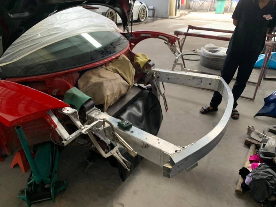 Còn đây là phần khung chịu lực của một chiếc siêu xe Ferrari 488 GTB trong quá trình được lắp ráp Còn đây là phần khung chịu lực của một chiếc siêu xe Ferrari 488 GTB trong quá trình được lắp ráp