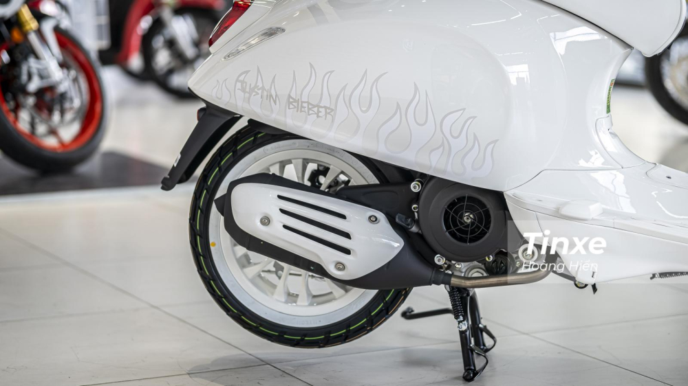 Để tạo điểm nhấn, xung quanh xe được trang trí thêm bộ tem lẳ trắng. Để tạo điểm nhấn, xung quanh xe được trang trí thêm bộ tem lẳ trắng.