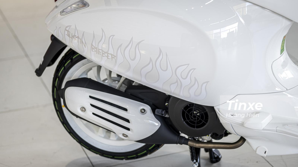 Ốp ống xả cũng được sơn sang màu trắng. Ốp ống xả cũng được sơn sang màu trắng.