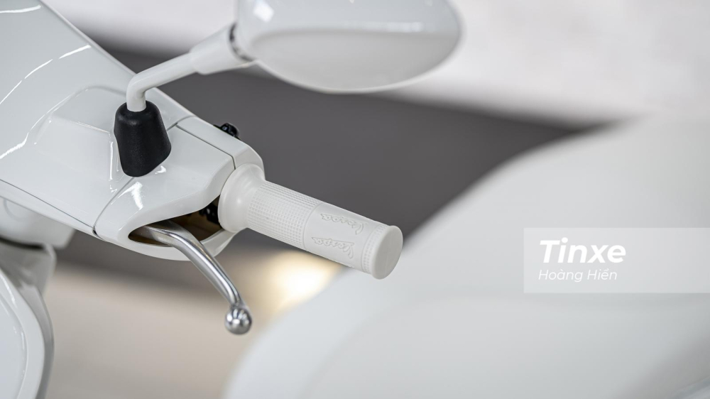 Tay nắm xe cũng là màu trắng khiến cho Vespa Sprint phiên bản Justin Bieber trở nên đặc sắc. Tay nắm xe cũng là màu trắng khiến cho Vespa Sprint phiên bản Justin Bieber trở nên đặc sắc.