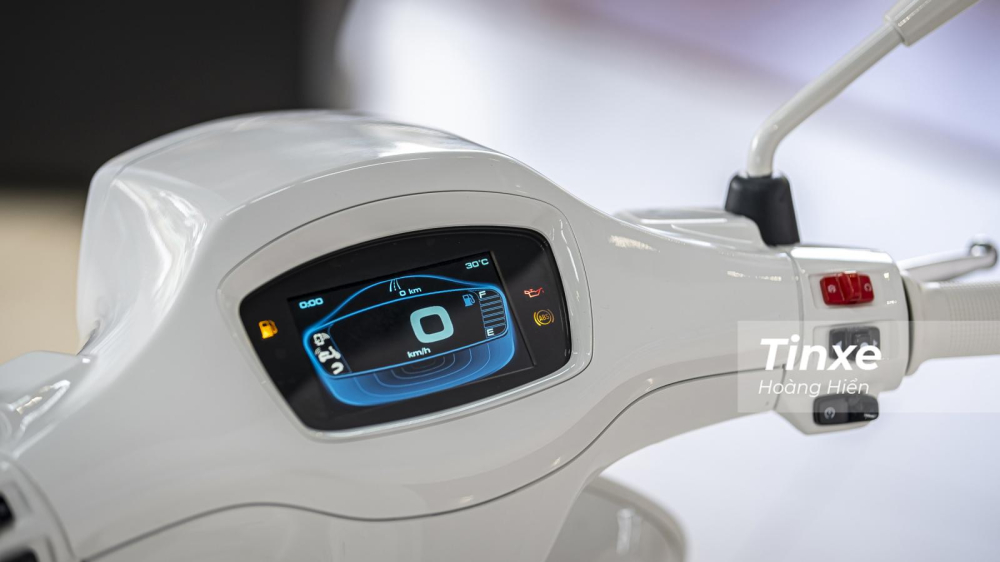 Màn hình TFT 4,3 inch là một trang bị mới lần đầu xuất hiện trên Vespa Sprint. Màn hình TFT 4,3 inch là một trang bị mới lần đầu xuất hiện trên Vespa Sprint.