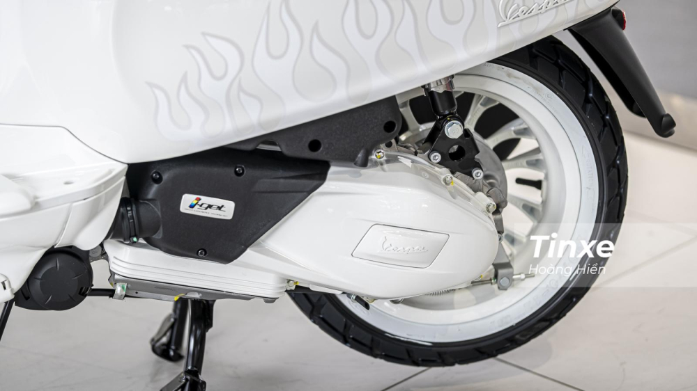 Đi kèm với Vespa Sprint phiên bản Justin Bieber vẫn là động cơ quen thuộc iGet với 2 tuỳ chọn 125cc và 150cc. Đi kèm với Vespa Sprint phiên bản Justin Bieber vẫn là động cơ quen thuộc iGet với 2 tuỳ chọn 125cc và 150cc.