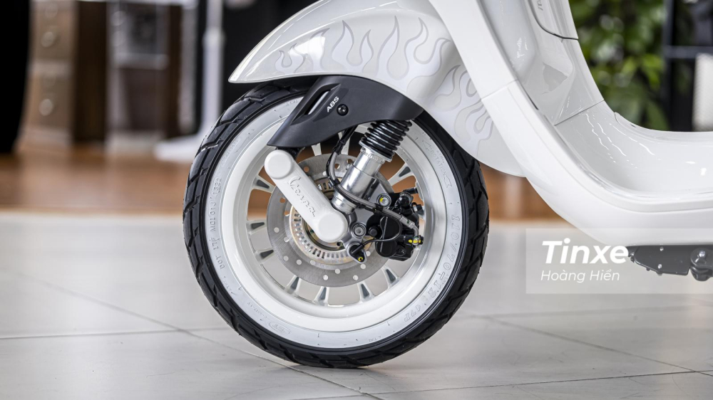 Các trang bị an toàn trên Vespa Sprint phiên bản Justin Bieber vẫn là phanh ABS bánh trước, khoá từ chống trộm. Các trang bị an toàn trên Vespa Sprint phiên bản Justin Bieber vẫn là phanh ABS bánh trước, khoá từ chống trộm.