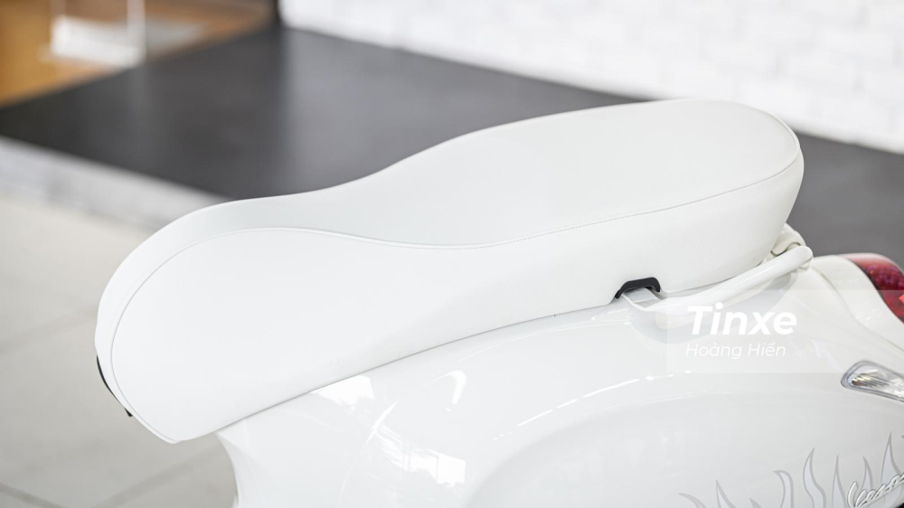 Ngay cả phần yên xe cũng được bọc da màu trắng tinh khôi và tay nắm sau được sơn trắng thay vì mạ chrome sáng bóng. Ngay cả phần yên xe cũng được bọc da màu trắng tinh khôi và tay nắm sau được sơn trắng thay vì mạ chrome sáng bóng.