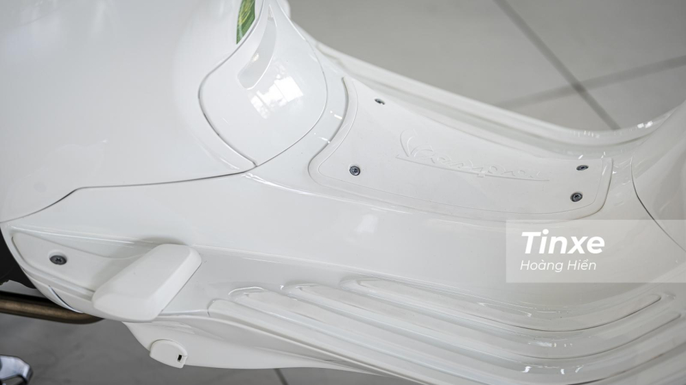 Những chi tiết thường mang màu đen như lót để chân dưới sàn xe cũng đã chuyển sang màu trắng. Những chi tiết thường mang màu đen như lót để chân dưới sàn xe cũng đã chuyển sang màu trắng.