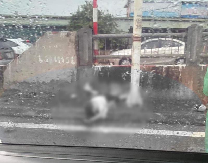 Người phụ nữ tông cột đèn và tử vong tại chân cầu Vĩnh Tuy Người phụ nữ tông cột đèn và tử vong tại chân cầu Vĩnh Tuy