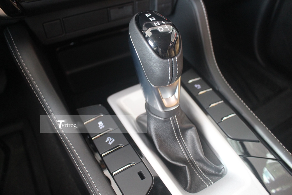 Cận cảnh hộp số tự động 6 cấp trên xe Isuzu mu-X Premium thế hệ mới. Cận cảnh hộp số tự động 6 cấp trên xe Isuzu mu-X Premium thế hệ mới.