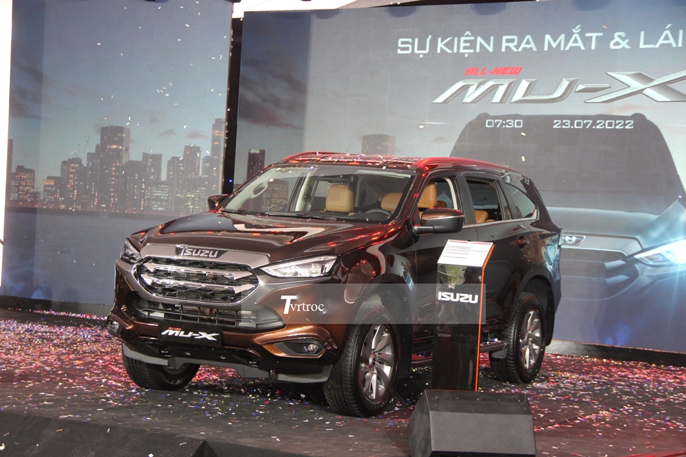 Isuzu mu-X Premium có kích thước tổng thể là dài 4.850 mm, rộng 1.870 mm và cao 1.875 mm. Chiều dài cơ sở đạt 2.855 mm. Khoảng sáng gầm xe 235 mm, trọng lượng tối đa lên đến 2.800 kg, nặng hơn 3 bản còn lại 100 kg. Isuzu mu-X Premium có kích thước tổng thể là dài 4.850 mm, rộng 1.870 mm và cao 1.875 mm. Chiều dài cơ sở đạt 2.855 mm. Khoảng sáng gầm xe 235 mm, trọng lượng tối đa lên đến 2.800 kg, nặng hơn 3 bản còn lại 100 kg.