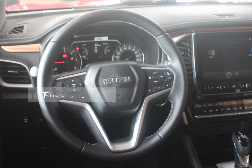 Vô lăng 4 chấu thiết kế mới, có lẫy chuyển số, tích hợp nhiều nút bấm. Vô lăng 4 chấu thiết kế mới, có lẫy chuyển số, tích hợp nhiều nút bấm.