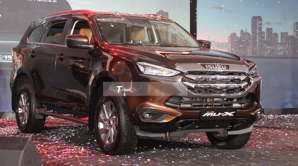 Isuzu mu-X Premium thế hệ mới sở hữu nhiều đồ chơi cao cấp hơn 3 phiên bản còn lại, mức giá bán từ 1,19 tỷ đồng khiến phiên bản này phải cạnh tranh với 2 phiên bản Ford Everest 2022 là Ambiente và Sport nhưng rẻ hơn bản cao cấp nhất của đối thủ tầm 262 triệu đồng. Isuzu mu-X Premium thế hệ mới sở hữu nhiều đồ chơi cao cấp hơn 3 phiên bản còn lại, mức giá bán từ 1,19 tỷ đồng khiến phiên bản này phải cạnh tranh với 2 phiên bản Ford Everest 2022 là Ambiente và Sport nhưng rẻ hơn bản cao cấp nhất của đối thủ tầm 262 triệu đồng.