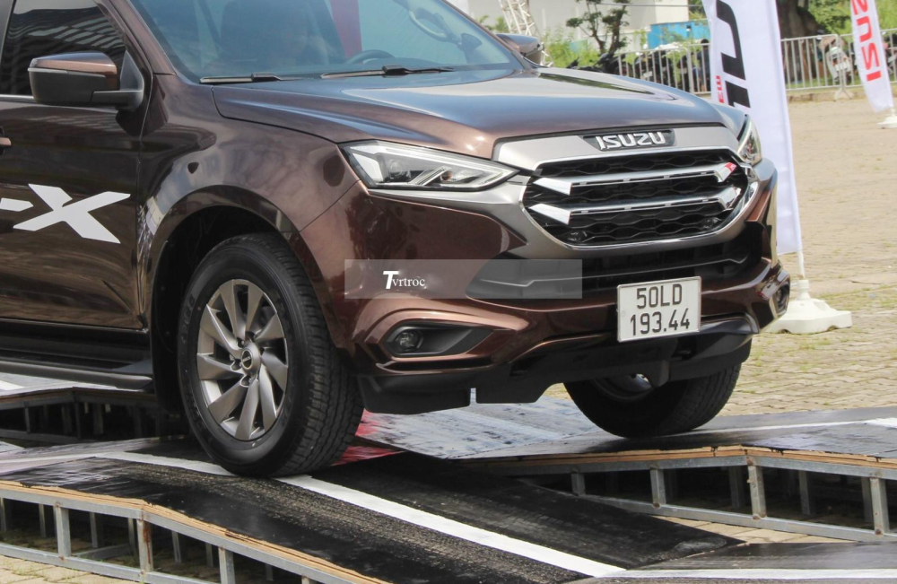 Thiết kế phần đầu xe của Isuzu mu-X thế hệ thứ 2 gây ấn tượng mạnh với lưới tản nhiệt với các thanh ngang và viền mạ crôm. Thiết kế phần đầu xe của Isuzu mu-X thế hệ thứ 2 gây ấn tượng mạnh với lưới tản nhiệt với các thanh ngang và viền mạ crôm.