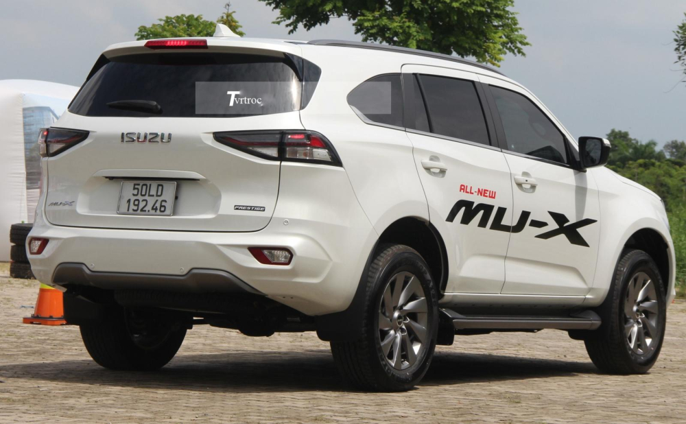 Sau nhiều lần lộ ảnh đã về nước, chạy thử trên đường, mẫu xe SUV 7 chỗ Isuzu mu-X thế hệ thứ 2 đã được giới thiệu tại thị trường Việt Nam vào sáng ngày 23/7/2022 với 4 phiên bản nhưng hãng chỉ trưng bày và cho lái thử 2 bản cao nhất là Prestige và Premium Sau nhiều lần lộ ảnh đã về nước, chạy thử trên đường, mẫu xe SUV 7 chỗ Isuzu mu-X thế hệ thứ 2 đã được giới thiệu tại thị trường Việt Nam vào sáng ngày 23/7/2022 với 4 phiên bản nhưng hãng chỉ trưng bày và cho lái thử 2 bản cao nhất là Prestige và Premium