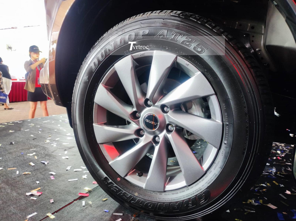 Dàn chân của xe Isuzu mu-X Premium thế hệ mới đến từ bộ mâm hợp kim nhôm có kích thước 18 inch đi kèm lốp Dunlop AT25 có kích thước 265/60. Dàn chân của xe Isuzu mu-X Premium thế hệ mới đến từ bộ mâm hợp kim nhôm có kích thước 18 inch đi kèm lốp Dunlop AT25 có kích thước 265/60.