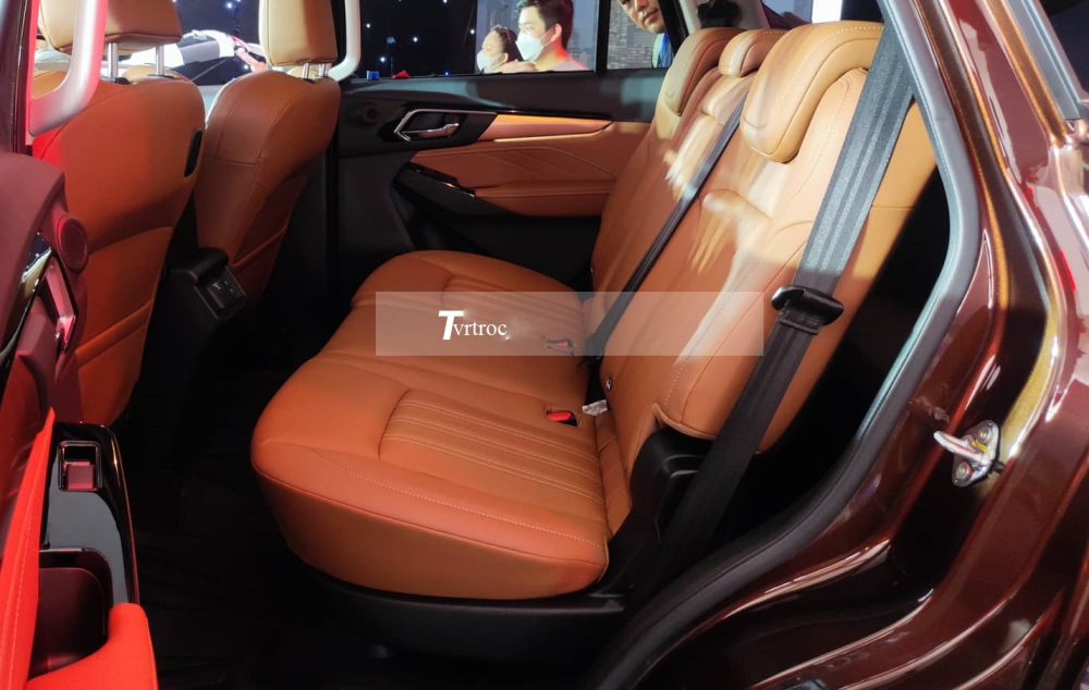 Điều hòa tự động 2 vùng độc lập, ngoài ra là hàng ghế sau có tỷ lệ gập 60:40 hàng ghế thứ 2, ghế gập sẽ có bệ tỳ tay trung tâm và hàng ghế thứ 3 là 50:50. 2 cổng sạc USB Điều hòa tự động 2 vùng độc lập, ngoài ra là hàng ghế sau có tỷ lệ gập 60:40 hàng ghế thứ 2, ghế gập sẽ có bệ tỳ tay trung tâm và hàng ghế thứ 3 là 50:50. 2 cổng sạc USB