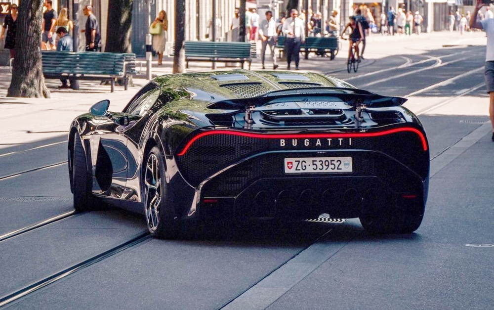 Siêu xe Bugatti đắt nhất lịch sử bị bắt gặp lăn bánh tại Thụy Sĩ, chiếc biển số thu hút sự tò mò