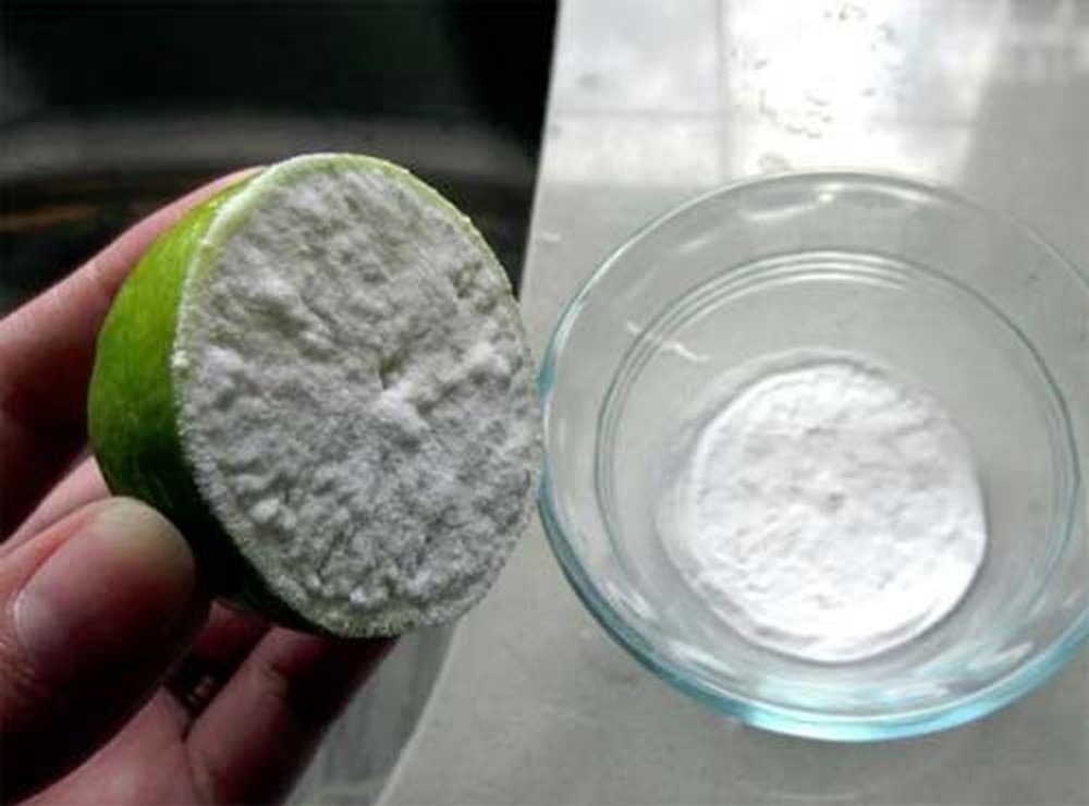 Baking soda và chanh là bộ đôi có khả năng làm sạch, tẩy sáng các vết ố vàng hiệu quả. Baking soda và chanh là bộ đôi có khả năng làm sạch, tẩy sáng các vết ố vàng hiệu quả.