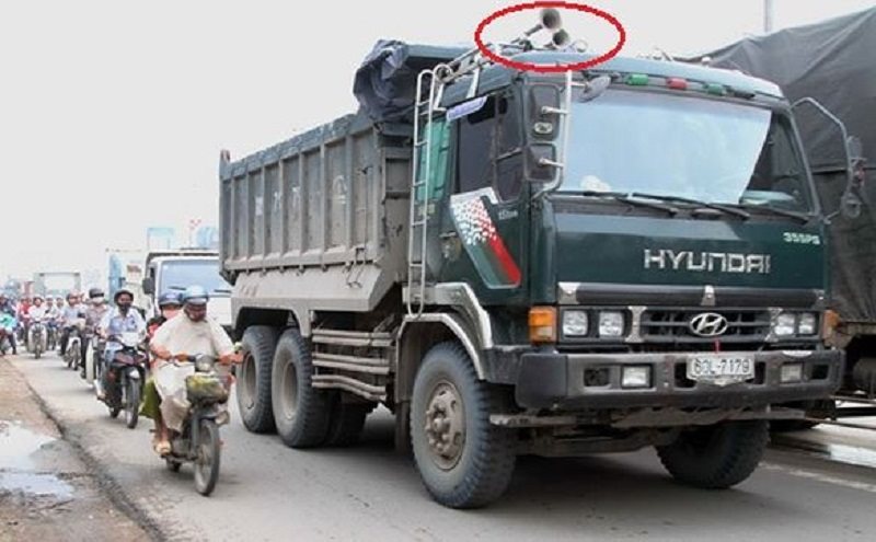 Nhiều vụ tai nạn xảy ra bắt nguồn từ việc bấm còi thiếu ý thức. Nhiều vụ tai nạn xảy ra bắt nguồn từ việc bấm còi thiếu ý thức.