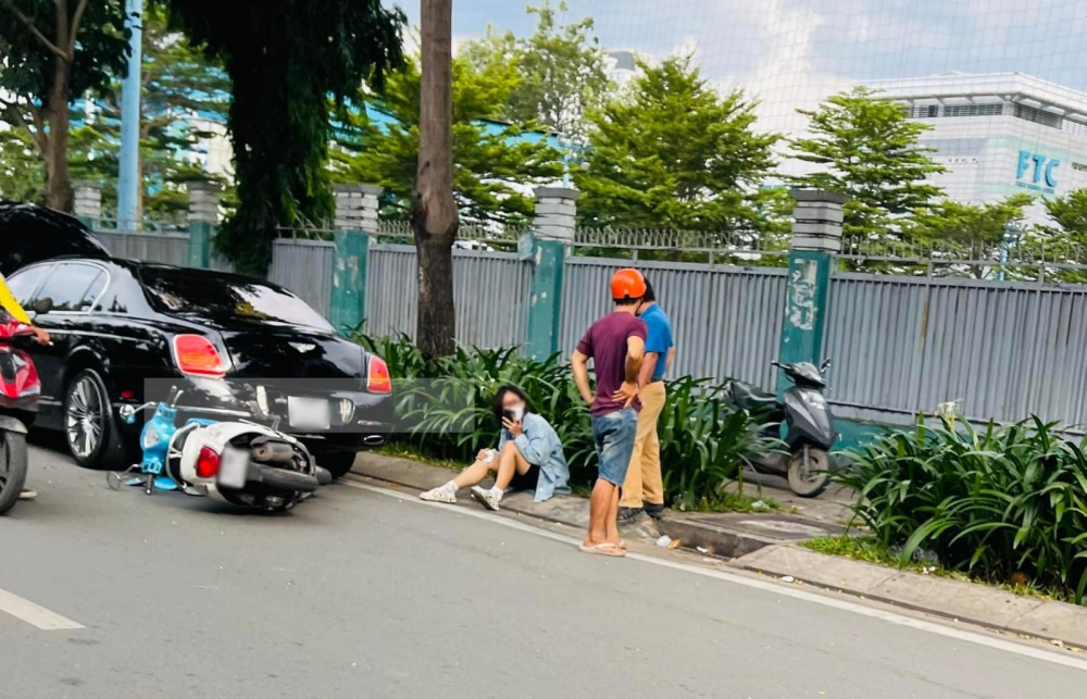 Sài Gòn: Cô gái tông thẳng xe máy vào đuôi xe Bentley đang dừng đỗ bên đường vì sự cố Sài Gòn: Cô gái tông thẳng xe máy vào đuôi xe Bentley đang dừng đỗ bên đường vì sự cố
