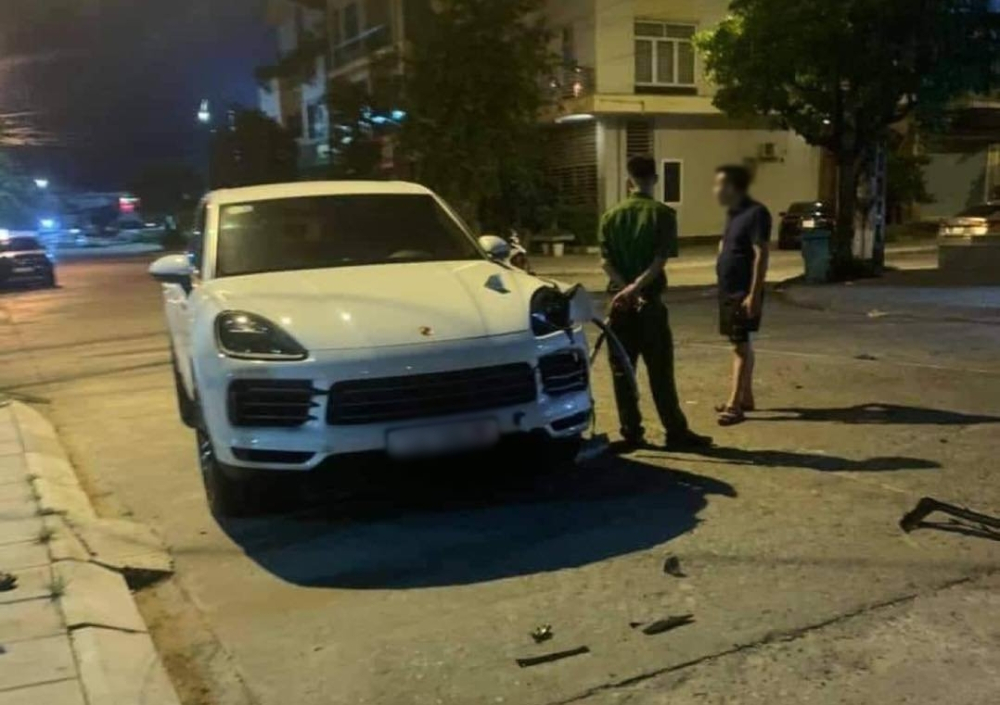 Xe Porsche tông văng người đi bộ dưới đường ở Quảng Ninh