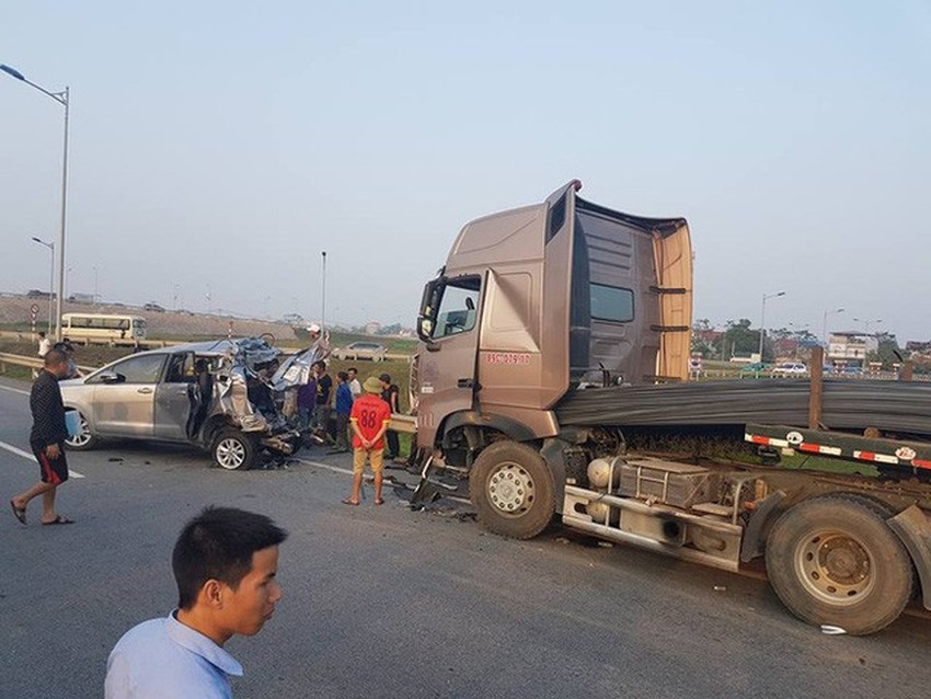 Vụ xe Toyota Innova lùi xe trên đường cao tốc gây tai nạn từng gây xôn xao dư luận. Vụ xe Toyota Innova lùi xe trên đường cao tốc gây tai nạn từng gây xôn xao dư luận.