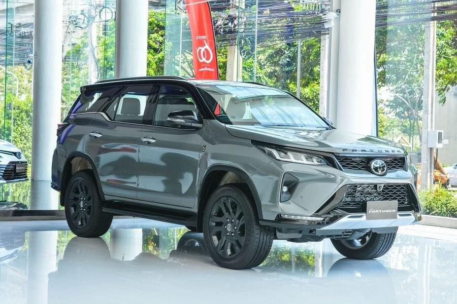 Chiêm ngưỡng thiết kế của Toyota Fortuner phiên bản màu xám xi măng hàng hiếm