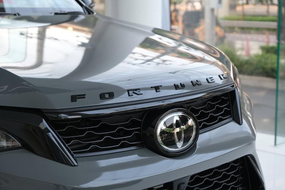 Toyota Fortuner Legender 60th Anniversary sở hữu tem chữ nổi Fortuner màu đen trên nắp ca-pô Toyota Fortuner Legender 60th Anniversary sở hữu tem chữ nổi Fortuner màu đen trên nắp ca-pô