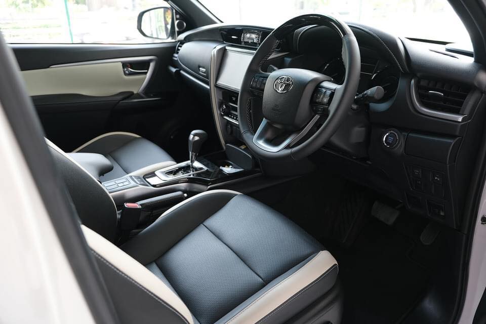 Nội thất bọc da phối 2 màu của Toyota Fortuner Legender 60th Anniversary Nội thất bọc da phối 2 màu của Toyota Fortuner Legender 60th Anniversary