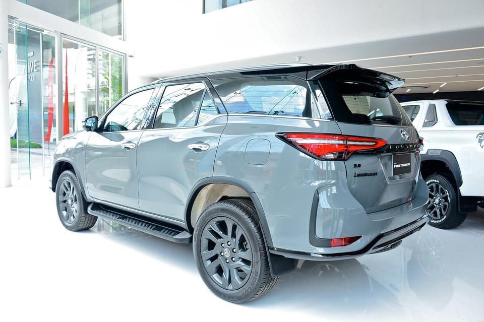 Các tem chữ nổi trên cửa cốp sau của Toyota Fortuner Legender 60th Anniversary cũng được sơn màu đen bóng Các tem chữ nổi trên cửa cốp sau của Toyota Fortuner Legender 60th Anniversary cũng được sơn màu đen bóng