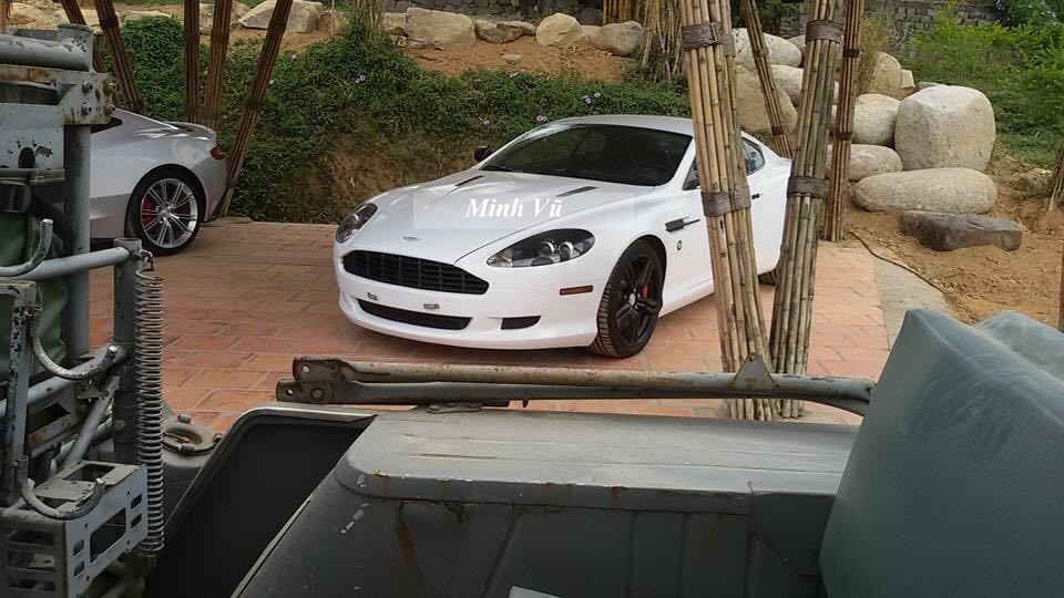 Aston Martin DB9 Coupe màu trắng