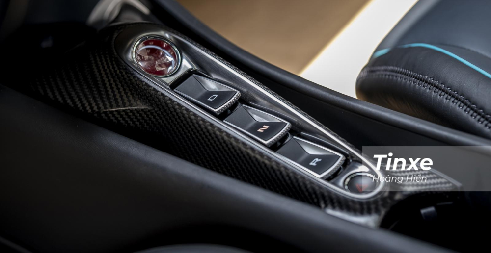 Bệ tì tay trung tâm sẽ là nơi bố trí nút chuyển số của hộp số tự động 8 cấp. 