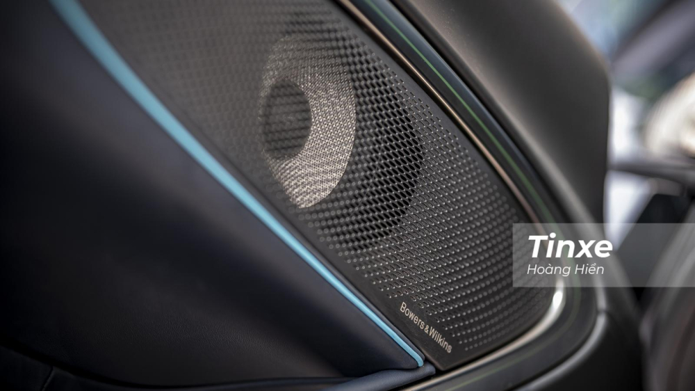 Ngoài các kết nối Apple Car Play, Android Auto thì McLaren Artura còn được trang bị dàn âm thanh cao cấp Bowers & Wilkins.