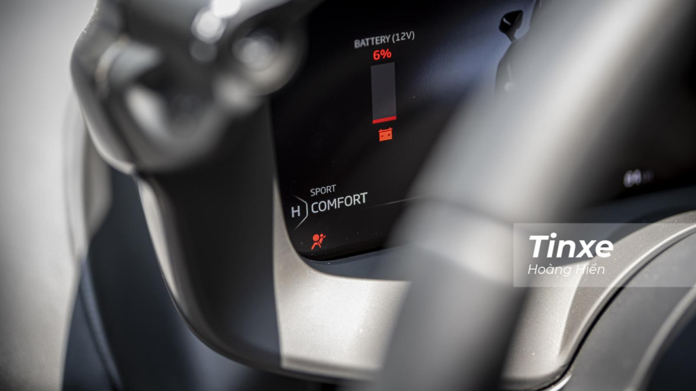 Với phản ứng từ vô-lăng, người lái có thể tuỳ chỉnh 3 chế độ bao gồm Track, Sport và Comfort.