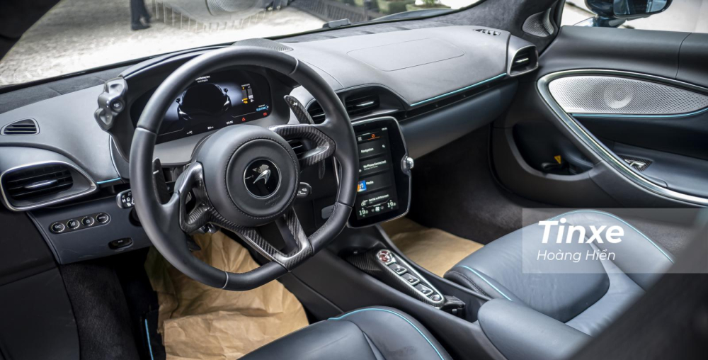 Không gian nội thất của McLaren Artura đơn giản gọn gàng rất đặc trưng kiểu của những chiếc siêu xe.