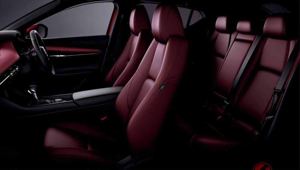 Nội thất bọc da màu đỏ rượu của Mazda3 2023 bản Proactive Touring Selection 