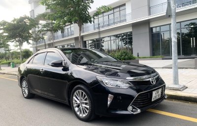 Toyota Camry 2.5Q 2018, biển số 49A - 488.98 đã lăn bánh 35.000 km, giá bán mong muốn 925 triệu đồng.