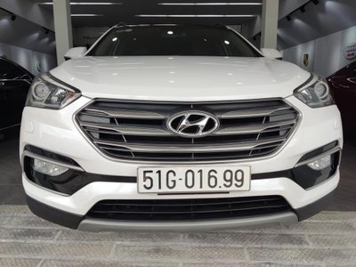 Hyundai Santa Fe 2.2L AT 4WD 2017, biển số 51G - 016.99 đã lăn bánh 66.000 km, giá bán mong muốn 845 triệu đồng.