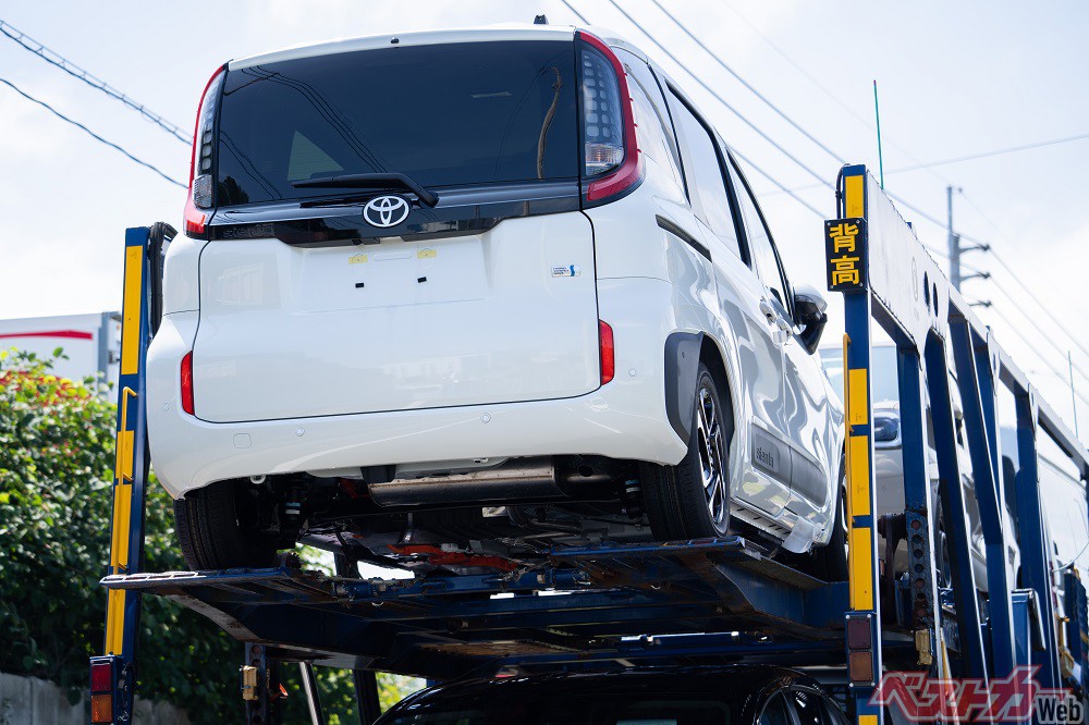 Toyota Sienta 2023 nhìn từ phía sau Toyota Sienta 2023 nhìn từ phía sau