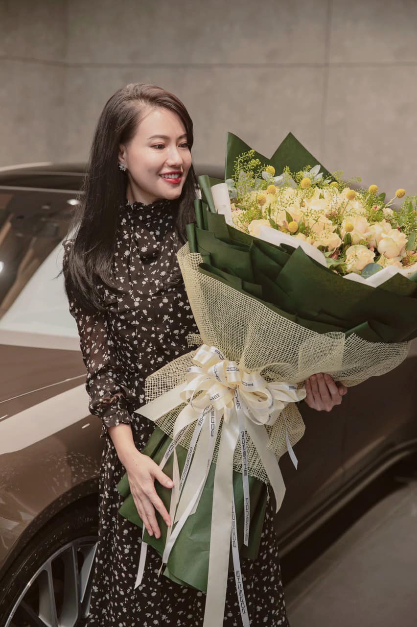 Nữ diễn viên “Biệt động Sài Gòn 2” Lê Hà tậu xe sang Porsche Panamera màu nâu lạ mắt