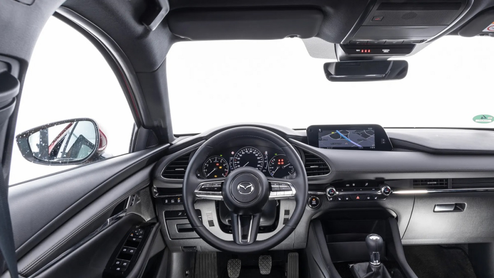 Nội thất của Mazda3 được đánh giá là dễ dùng và ít gây mất tập trung cho người lái nhất