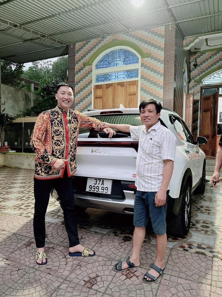 Huấn hoa hồng mua lại chiếc Kia Sonet ngũ quý 9 với giá cao gấp đôi so với giá trị của chiếc xe. Huấn hoa hồng mua lại chiếc Kia Sonet ngũ quý 9 với giá cao gấp đôi so với giá trị của chiếc xe.