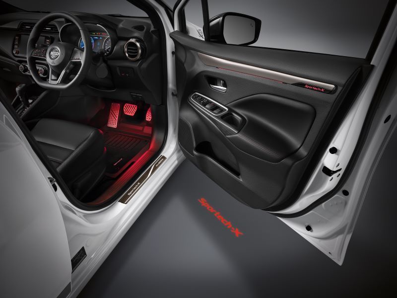 Hệ thống đèn viền nội thất màu đỏ của Nissan Almera Sportech-X 2022 Hệ thống đèn viền nội thất màu đỏ của Nissan Almera Sportech-X 2022