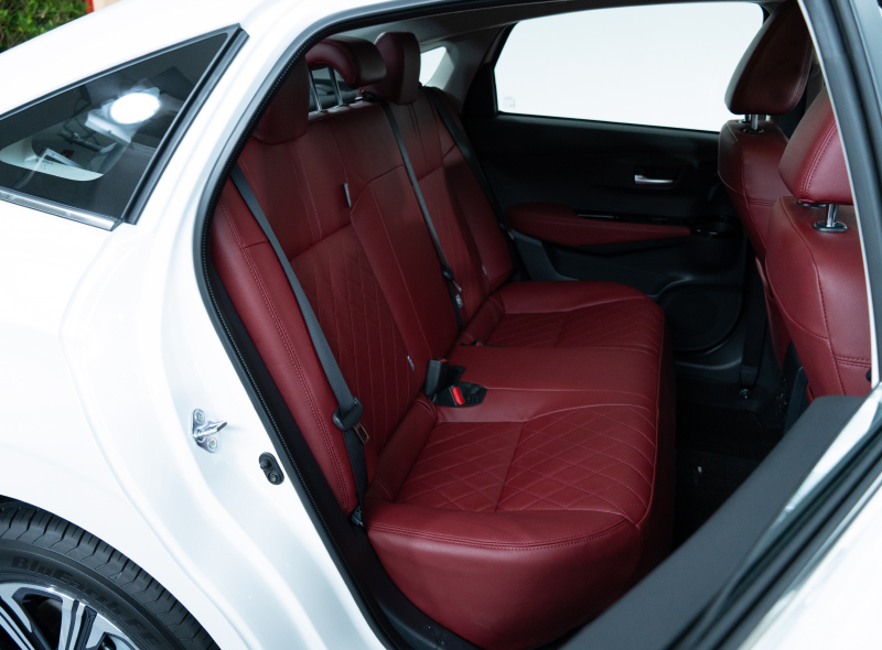 Ghế sau của Toyota Vios 2023 bản 1.2 Premium Luxury CVT cũng được bọc da màu đỏ
