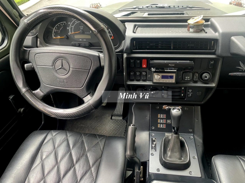  Mở cửa bước vào bên trong khoang lái chiếc xe Mercedes-Benz G300 CDI Professional của ông Đặng Lê Nguyên Vũ mới mua có thể thấy sự cổ điển ở nhiều nút bấm thể hiện sự quen thuộc trên dòng xe Mercedes-Benz G-Class