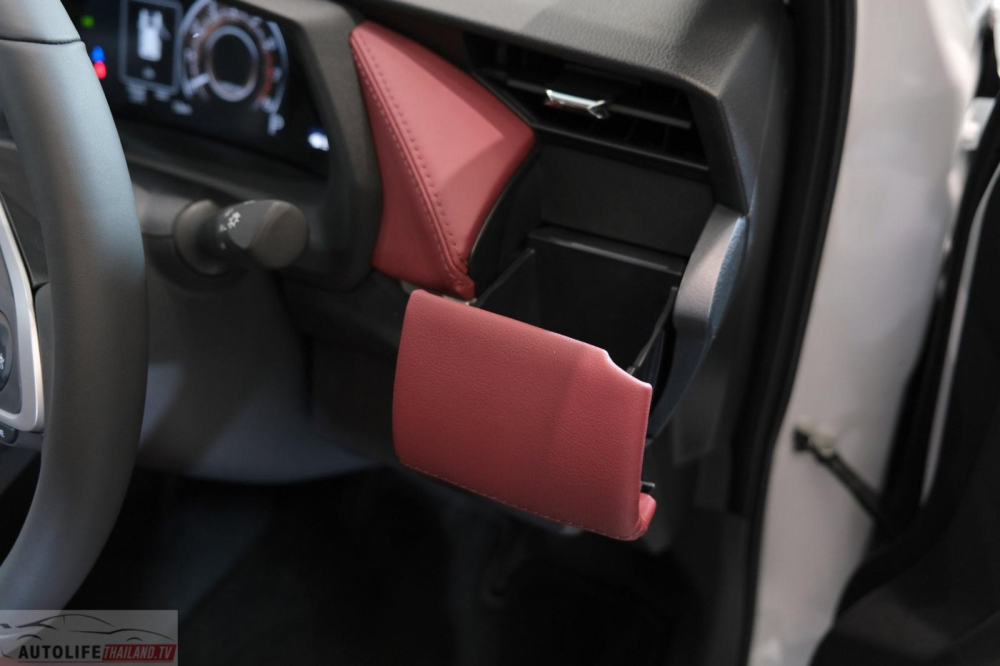 Ngăn đựng cốc trên mặt táp-lô của Toyota Vios Premium Luxury 2023