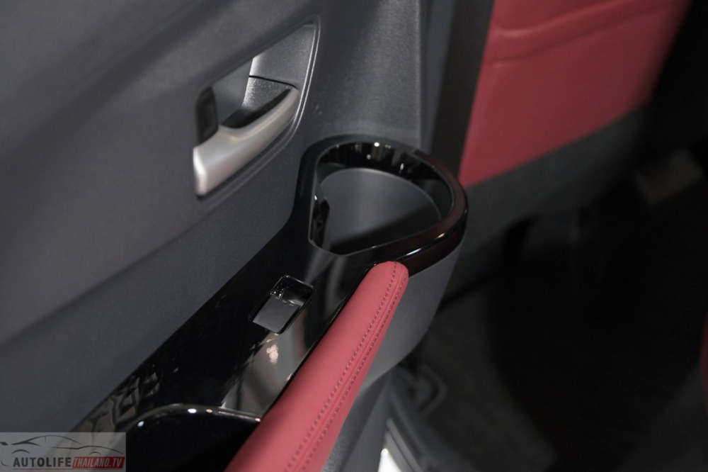 Ngăn đựng cốc trên tappi cửa của Toyota Vios Premium Luxury 2023
